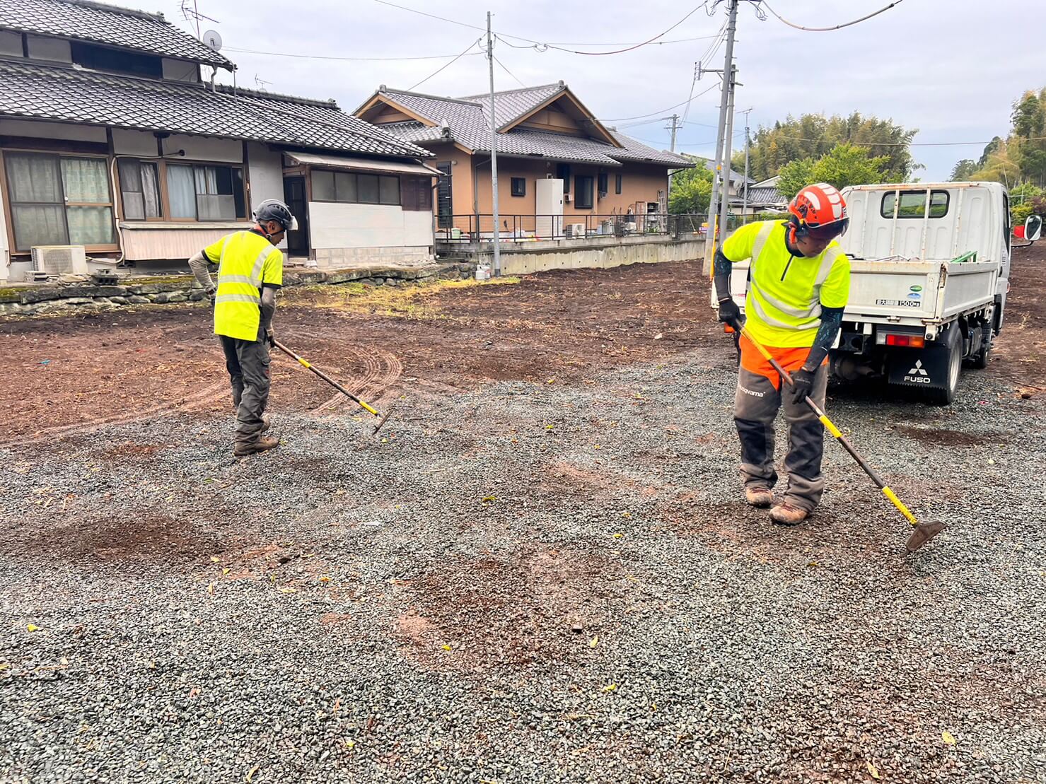 最後は重機のキャタピラの跡や細かい葉っぱを清掃して作業完了！